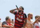 Gabi recebe camisa 10 do Flamengo, rege festa das taças e provoca Real Madrid