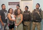Bebê com 15 dias de vida é salva por policiais militares após se engasgar com leite na Bahia