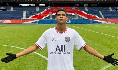 Receba! Em Paris, Luva de Pedreiro é tietado por fãs e faz golaço no Parc des Princes