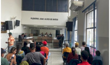 A câmara de vereadores de Santa Brígida aprova requerimentos sobre contratos duvidosos.
