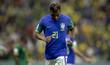 Brasil perde invencibilidade, mas avança na liderança às oitavas de final da Copa