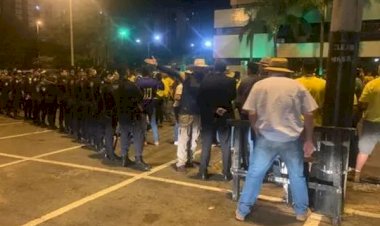 Apoiadores de Bolsonaro tentam invadir sede da PF e incendeiam carros após prisão de indígena