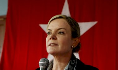 Gleisi critica postura de Bolsonaro após se tornar inelegível: ‘Não adianta chorar’