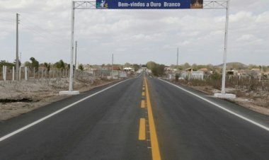 Moradores sentem mau cheiro, aciona a polícia e encontra corpo de jovem em estado de decomposição