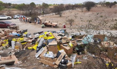 Caminhão com produtos do Mercado Livre tomba e é saqueado na BR-423 em Ouro Branco