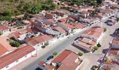 Policia Militar Conduz Mulher à Delegacia Por Desacato e Resistência em Santa Brigida-Ba