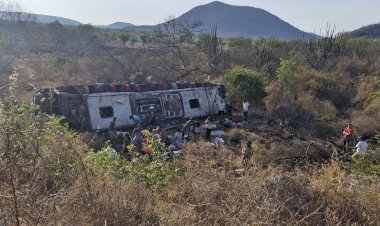 Ônibus com romeiros tomba na Curva do Caboclo, em São José da Tapera; 15 mortes foram confirmadas