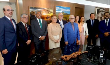 Jerônimo prestigia posse de Josias Gomes como novo conselheiro do TCE