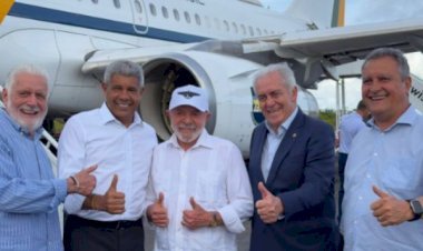 Lula chega a Salvador e é recepcionado por Jerônimo, Wagner e Rui Costa