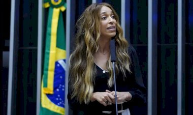 Erika Hilton ironiza atrito no PL e diz que Michelle percebeu ‘ameaça’