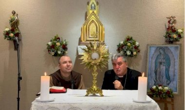 Frei Gilson Reza o Rosário Em Paulo Afonso ao Lado de D. Guido
