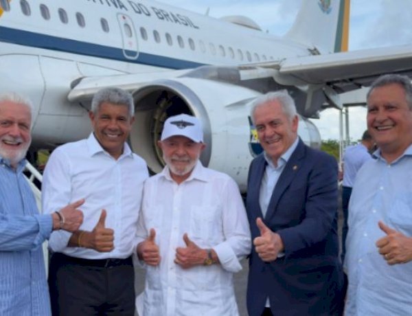 Lula chega a Salvador e é recepcionado por Jerônimo, Wagner e Rui Costa
