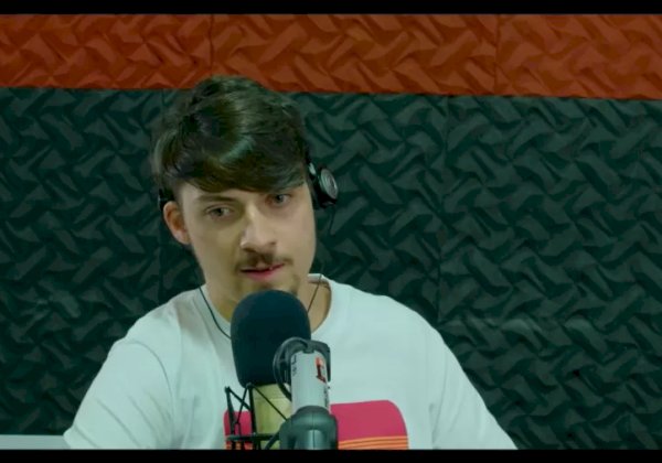 Anatel e PF lacram transmissor de rádio que tem programa de filho de Bolsonaro