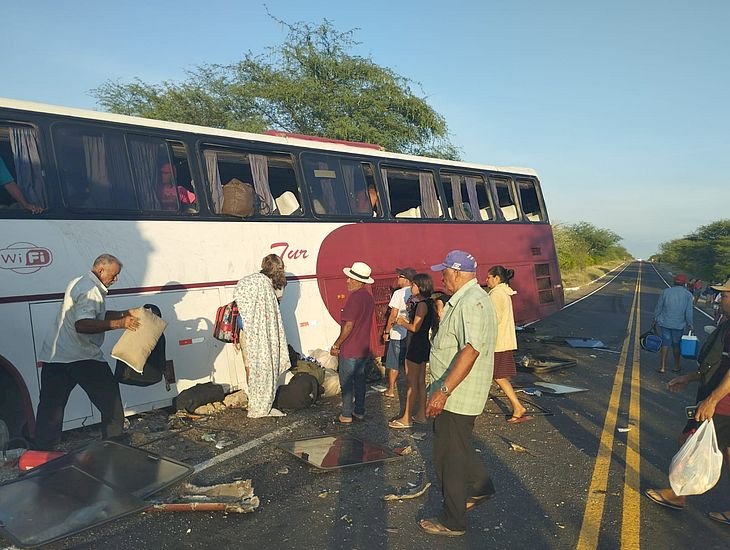 Ônibus que transportavam romeiros alagoanos se envolvem em acidente em PE e 2 morrem