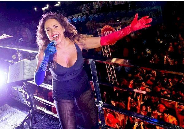 Daniela Mercury celebra democracia durante show em Salvador: ‘Que orgulho da minha Bahia’