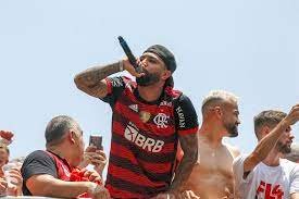 Gabi recebe camisa 10 do Flamengo, rege festa das taças e provoca Real Madrid