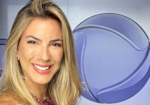 Jessica Smetak celebra 62 anos da Record TV: ‘Minha casa amada’