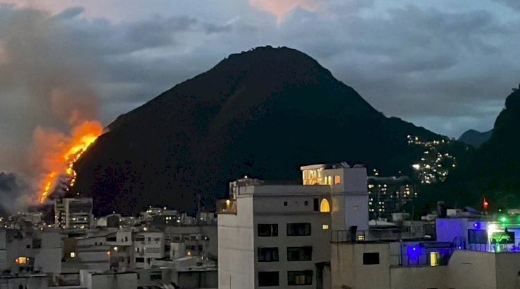 Incêndio atinge morro em Copacabana, na Zona Sul do Rio