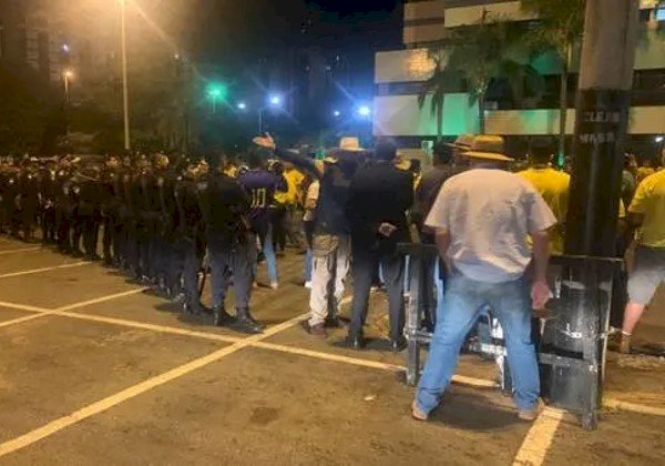 Apoiadores de Bolsonaro tentam invadir sede da PF e incendeiam carros após prisão de indígena