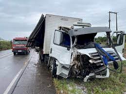 Colisão entre caminhão e van deixa uma pessoa morta na AL-220 em Delmiro Gouveia