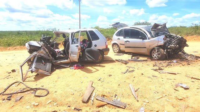 Colisão entre dois carros deixa três mortos cinco feridos em trecho da BR-110 em Petrolândia