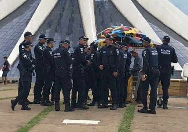 Policiais do DF são filmados comprando água de coco durante invasão de bolsonaristas