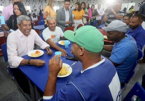 Governador entrega colégio de tempo integral e reforma de estádio