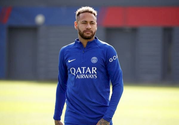 PSG relata que cirurgia no tornozelo de Neymar foi bem-sucedida