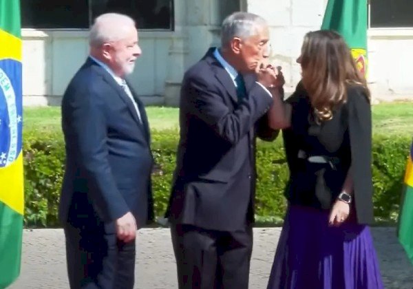 Lula é recebido pelo presidente de Portugal, Marcelo Rebelo, e presta homenagem a Camões