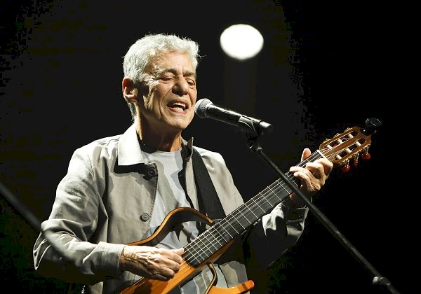 Chico Buarque recebe Prêmio Camões após espera de quatro anos