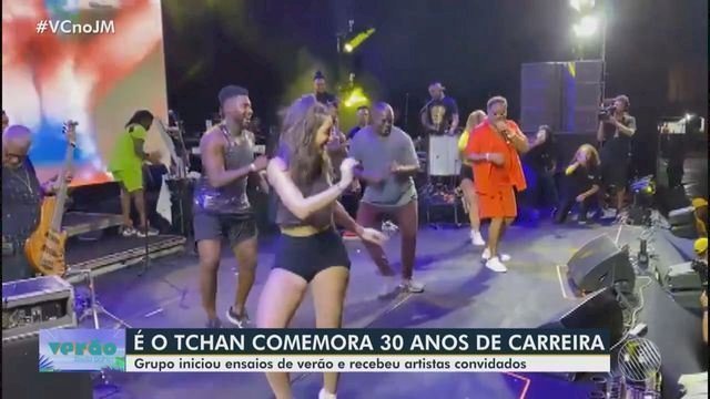 É O Tchan se apresenta com formação antiga de cantores e dançarinos em show de 30 anos