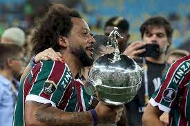 Choro, abraços e muita festa: as emoções do Fluminense no gramado após a Libertadores