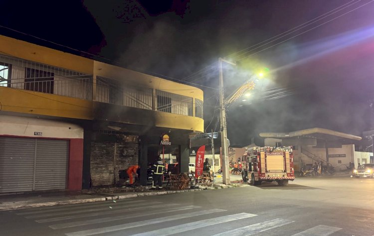 Lanchonete em Delmiro Gouveia fica parcialmente destruída após incêndio