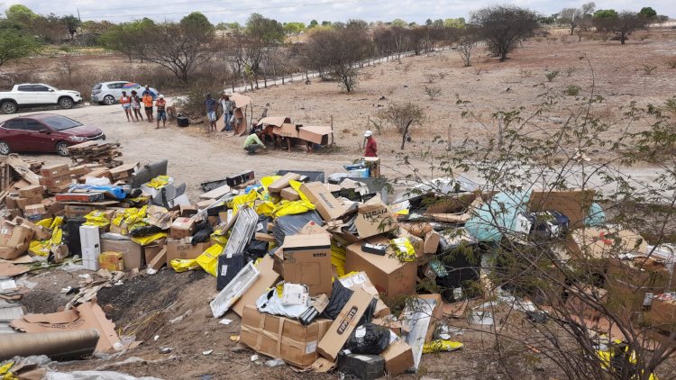 Caminhão com produtos do Mercado Livre tomba e é saqueado na BR-423 em Ouro Branco