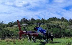 Jovem é resgatada de helicóptero após ficar isolada em cachoeira no interior de Sergipe