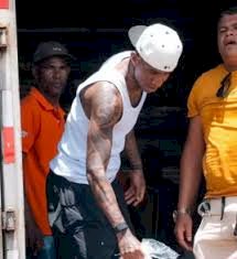 Jogador Anderson Talisca doa 2 mil cestas básicas para moradores de Feira de Santana