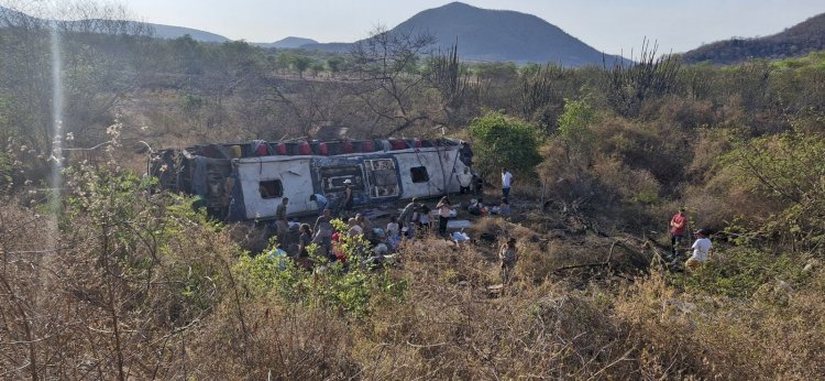 Ônibus com romeiros tomba na Curva do Caboclo, em São José da Tapera; 15 mortes foram confirmadas