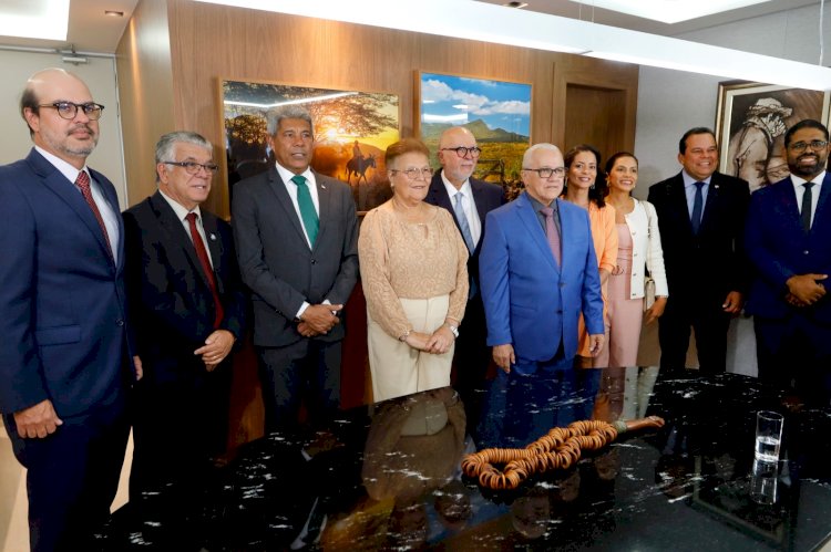 Jerônimo prestigia posse de Josias Gomes como novo conselheiro do TCE