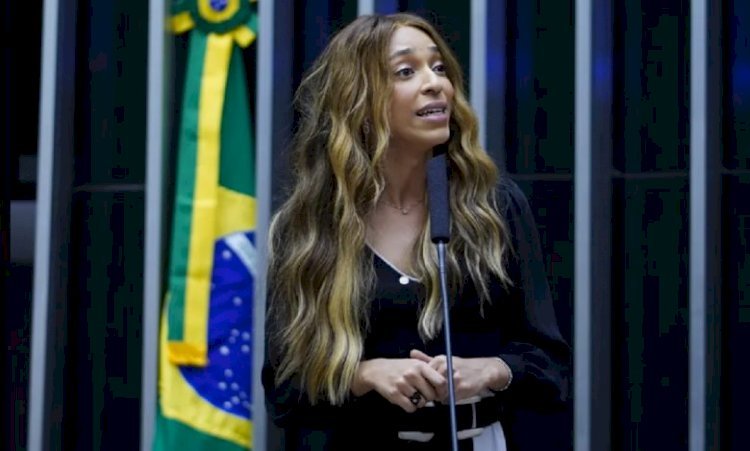 Erika Hilton ironiza atrito no PL e diz que Michelle percebeu ‘ameaça’