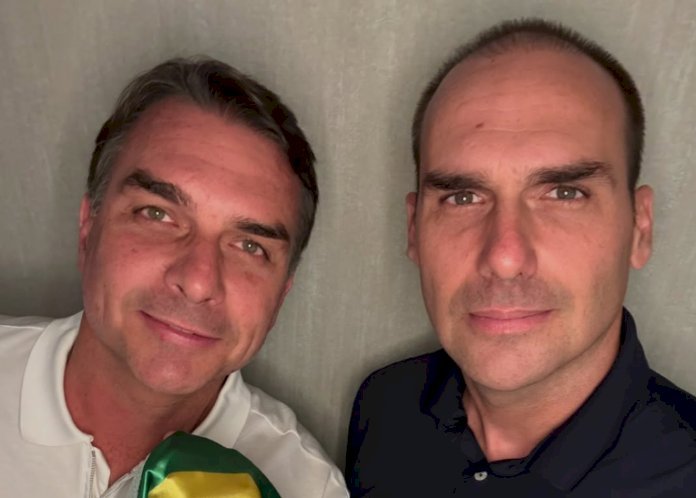 Eduardo Bolsonaro publica primeira foto com Flávio nos EUA